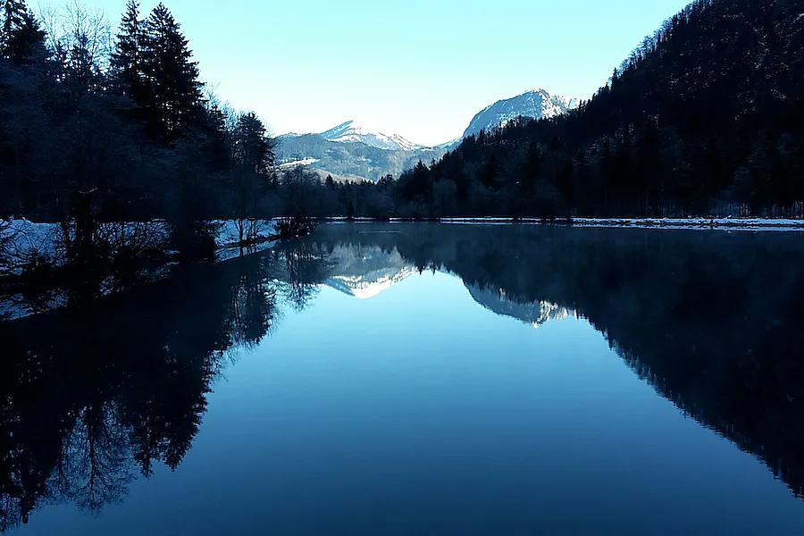 Abendstimmung am Bluntausee im Winter